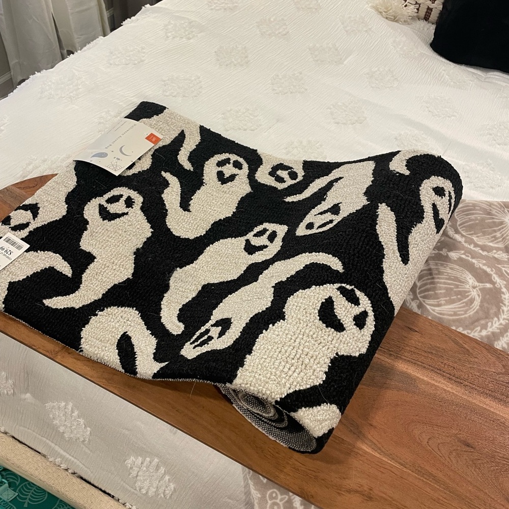 BRAND NEW VIRAL GHOST RUG!